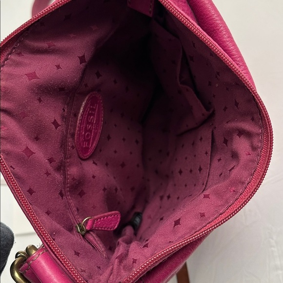 Fossil Morgan Traveler fuchsia leather adjustable crossbody bag - Picture 5 of 15